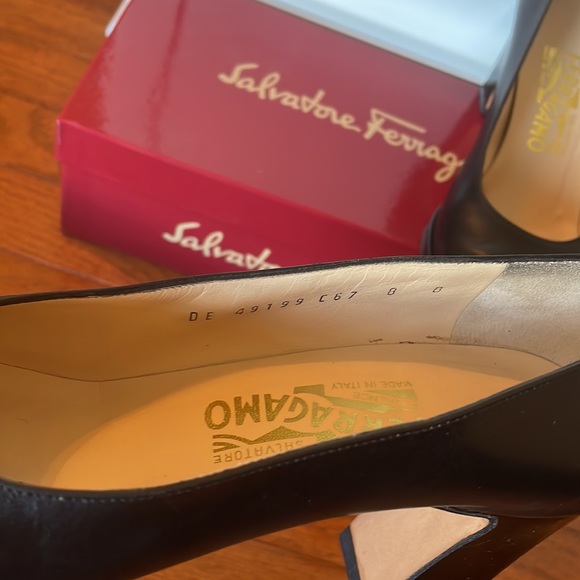 Salvatore Ferragamo black smooth and patent leather platform pump size 8 - Picture 5 of 9